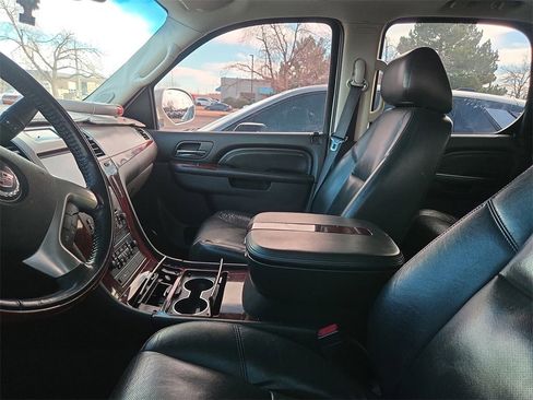 Used 2010 Cadillac Escalade Luxury image 7