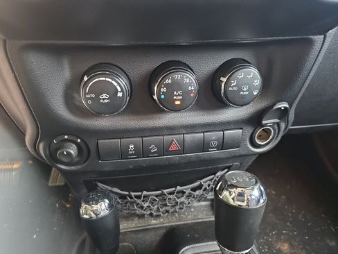 Used 2013 Jeep Wrangler Unlimited Sahara w/ Connectivity Group AWD/4WD image 22