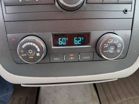 Used 2009 Buick Lucerne CXL FWD image 35