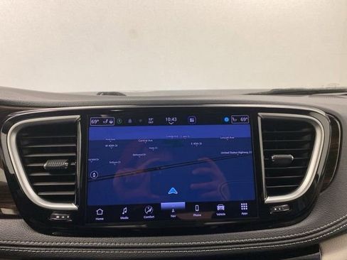 Used 2024 Chrysler Pacifica Limited image 13