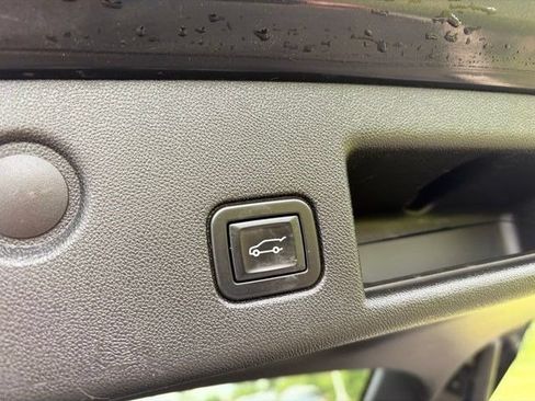 Used 2022 Chevrolet Equinox Premier AWD/4WD image 36