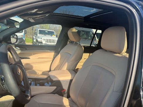 Used 2023 Jeep Grand Cherokee Limited w/ Luxury Tech Group II AWD/4WD image 6