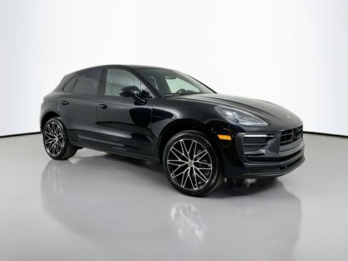 Certified 2025 Porsche Macan image 7