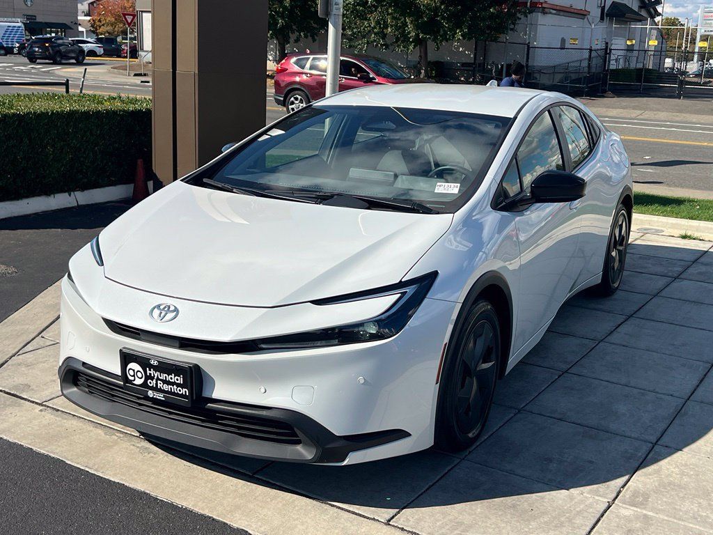 Used 2025 Toyota Prius LE FWD image 3