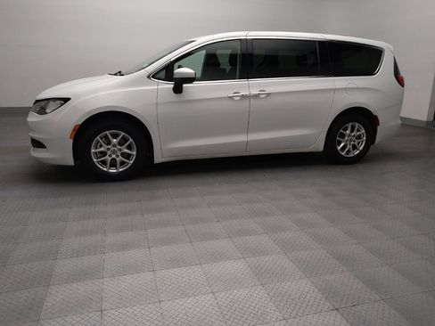 Used 2022 Chrysler Voyager LX image 2