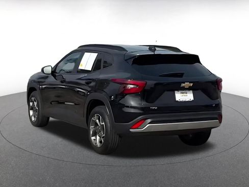 Used 2025 Chevrolet Trax LT w/ LT Convenience Package image 9