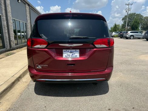 Used 2017 Chrysler Pacifica Limited FWD image 6