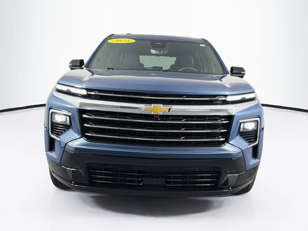 Used 2025 Chevrolet Traverse High Country FWD image 2