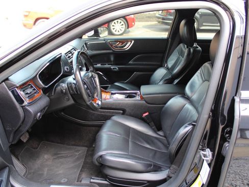 Used 2017 Lincoln Continental Select image 15