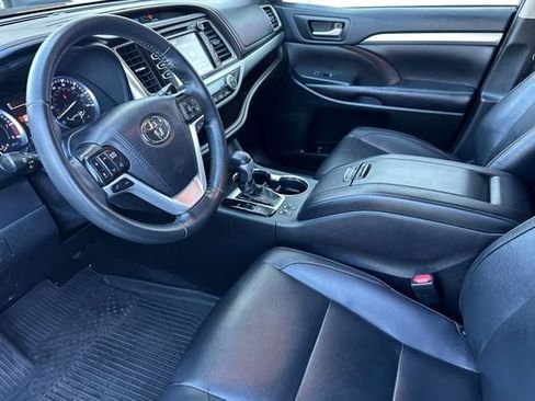 Used 2019 Toyota Highlander XLE image 11