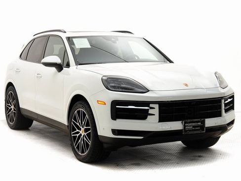 Used 2025 Porsche Cayenne image 32