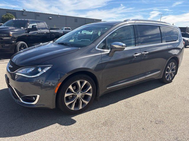 Used 2020 Chrysler Pacifica Limited w/ Tire & Wheel Group FWD image 2
