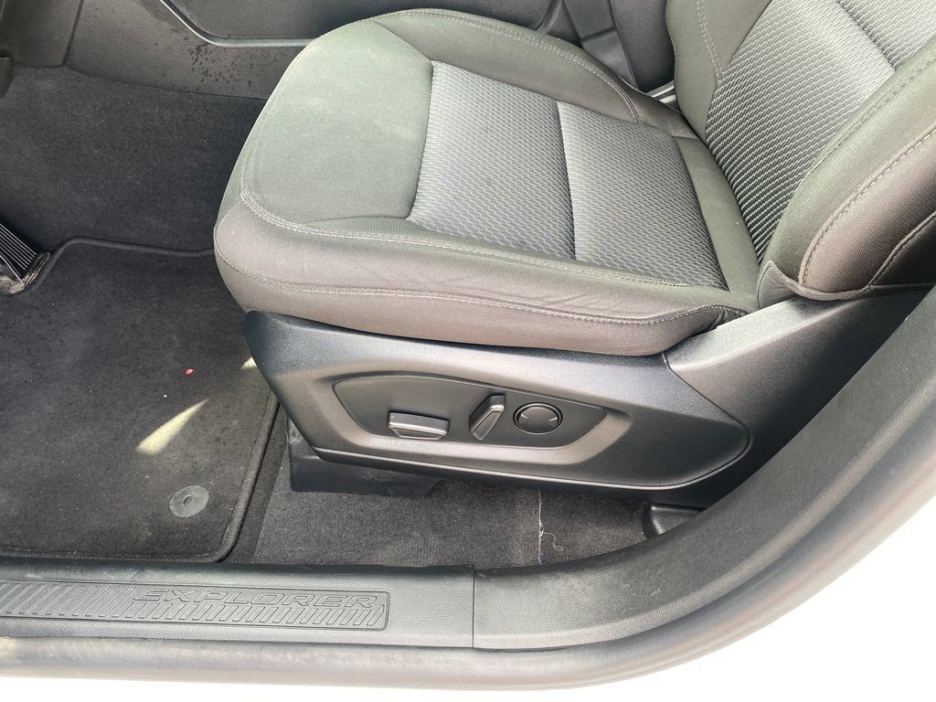 Used 2023 Ford Explorer XLT AWD/4WD image 36
