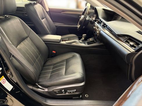 Used 2017 Lexus ES 300h w/ Luxury Package FWD image 28