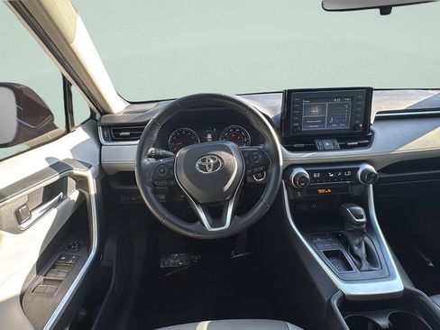 Used 2019 Toyota RAV4 XLE Premium FWD image 11