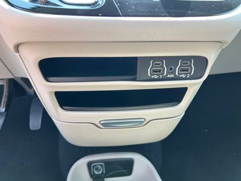 Used 2024 Chrysler Pacifica Touring-L FWD image 19