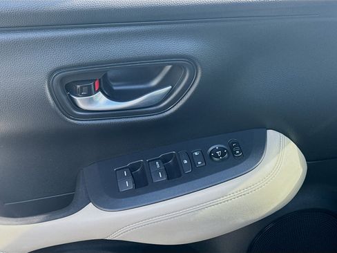 Used 2025 Honda HR-V LX image 12