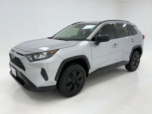 Used 2020 Toyota RAV4 LE FWD image 5