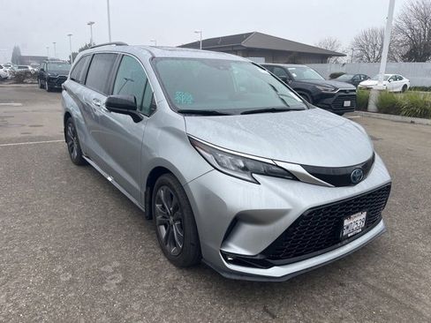 Used 2024 Toyota Sienna XSE image 3