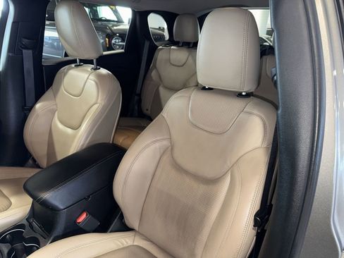 Used 2019 Jeep Cherokee Latitude Plus FWD image 31