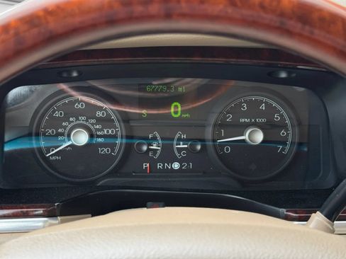 Used 2010 Lincoln Town Car Signature Limited RWD image 30