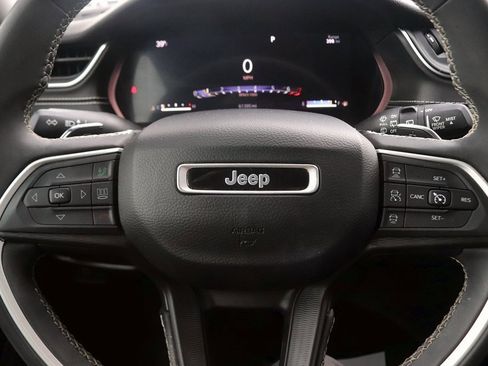 Used 2023 Jeep Grand Cherokee Laredo image 17