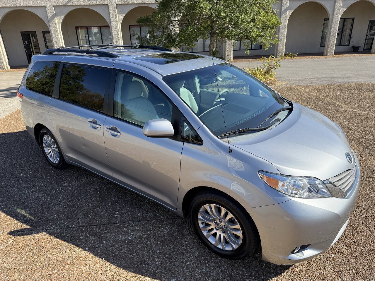 Used 2011 Toyota Sienna XLE w/ Entertainment Pkg FWD image 2