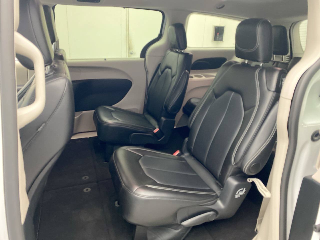 Used 2024 Chrysler Pacifica Touring-L FWD image 23