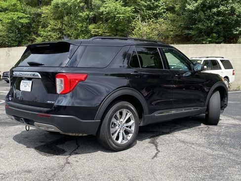 Used 2024 Ford Explorer XLT w/ Equipment Group 202A AWD/4WD image 3