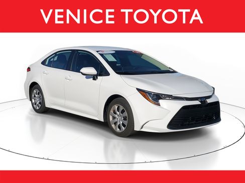 Certified 2025 Toyota Corolla LE image 1