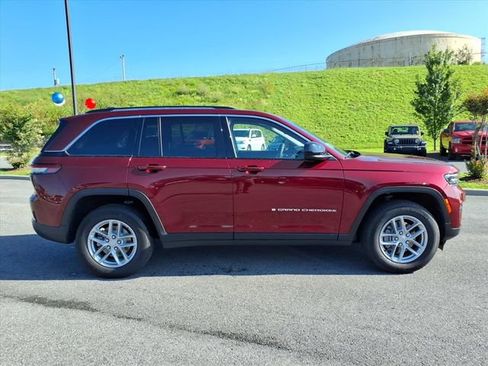 Used 2023 Jeep Grand Cherokee Laredo w/ Luxury Tech Group I AWD/4WD image 3