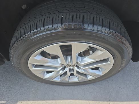 Used 2022 Toyota RAV4 XLE Premium AWD/4WD image 33