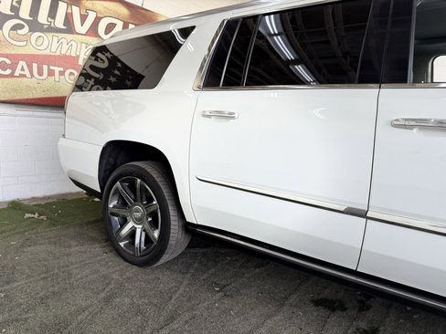 Used 2016 Cadillac Escalade ESV Premium image 4