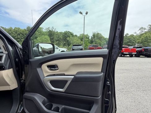Used 2018 Nissan Titan SV AWD/4WD image 32