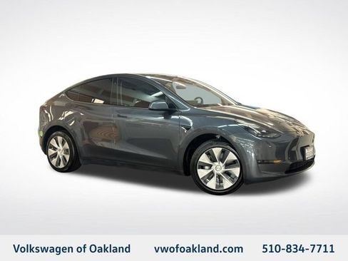 Used 2023 Tesla Model Y Long Range AWD/4WD image 1