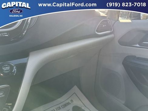 Used 2024 Chrysler Pacifica Touring-L image 26