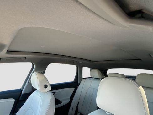 New 2025 Audi Q6 e-tron Premium image 26