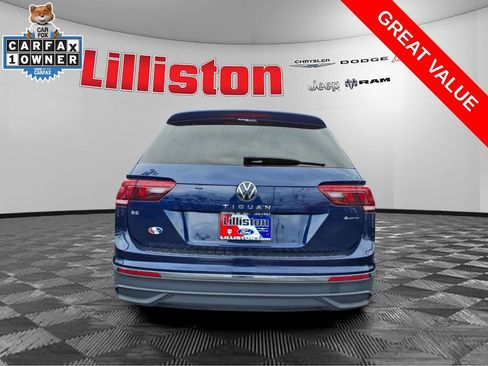 Used 2024 Volkswagen Tiguan SE w/ Panoramic Sunroof Package image 3