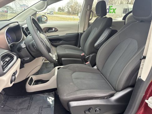 Used 2023 Chrysler Voyager LX FWD image 3