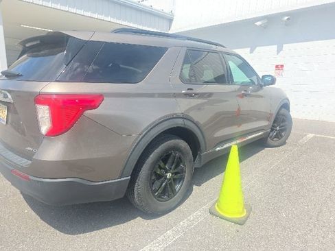 Used 2021 Ford Explorer XLT AWD/4WD image 4