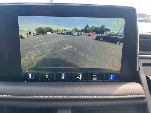 Used 2023 GMC Yukon XL SLT w/ SLT Premium Package AWD/4WD image 14