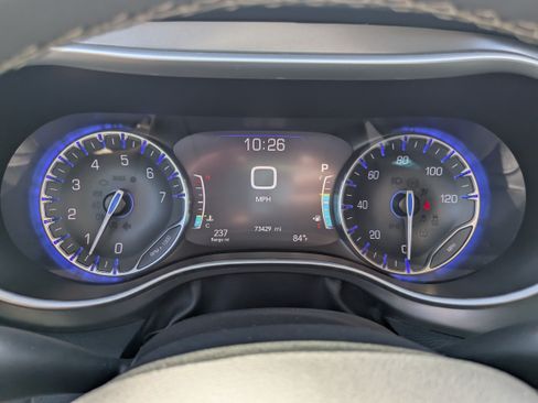 Used 2023 Chrysler Pacifica Touring-L FWD image 11