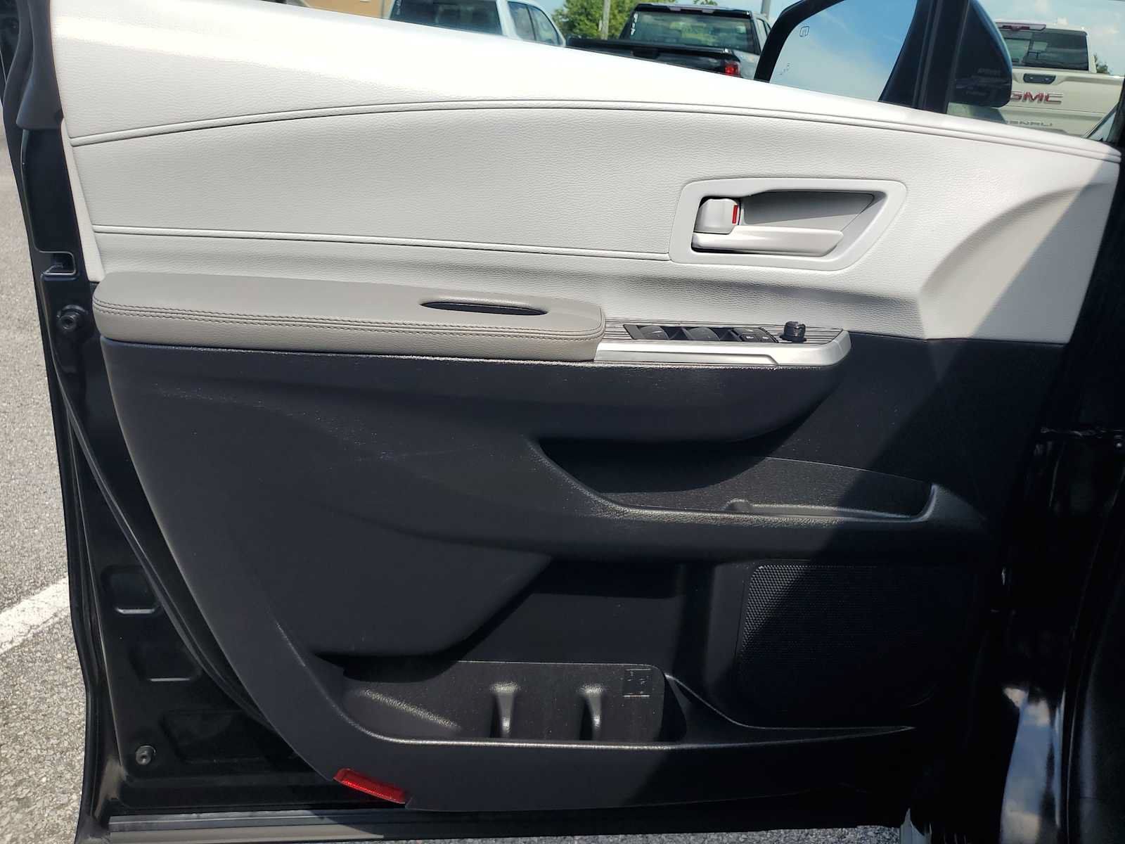 Used 2025 Toyota Sienna LE FWD image 21