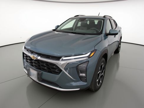 Used 2025 Chevrolet Trax LT FWD image 3