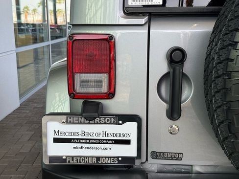 Used 2018 Jeep Wrangler Sahara w/ Connectivity Group image 18