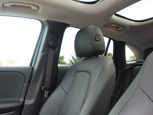 Used 2021 Mercedes-Benz GLA 250 4MATIC image 11