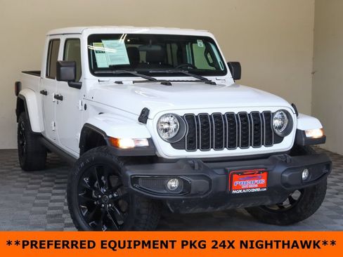 Used 2025 Jeep Gladiator Sport AWD/4WD image 2