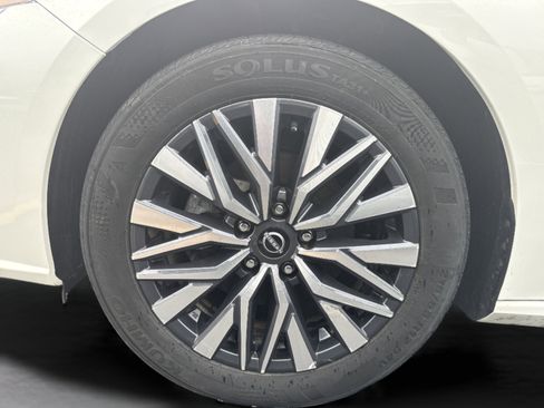 Used 2025 Nissan Altima 2.5 SV FWD image 2