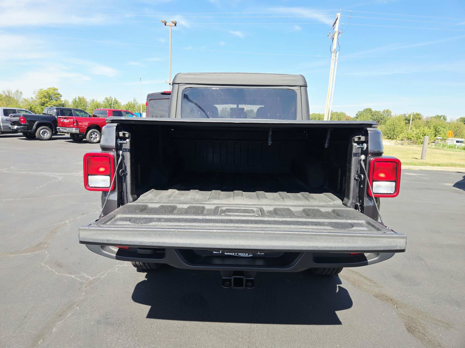 Used 2022 Jeep Gladiator Overland w/ Trailer Tow Package AWD/4WD image 15