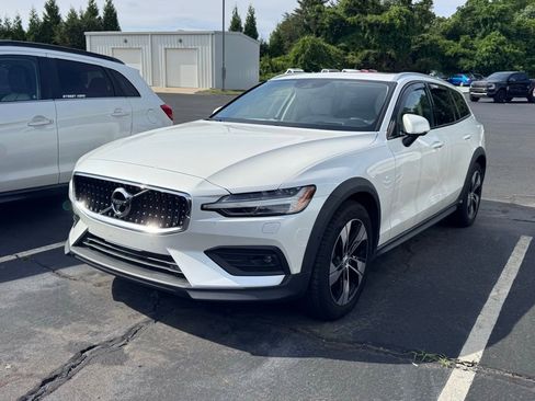 Used 2022 Volvo V60 T5 Cross Country AWD/4WD image 2